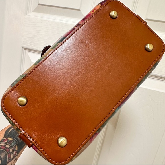 Patricia Nash Irving Bucket Bag Vintage Floral Leather with Matching Wallet NWT - Picture 8 of 17